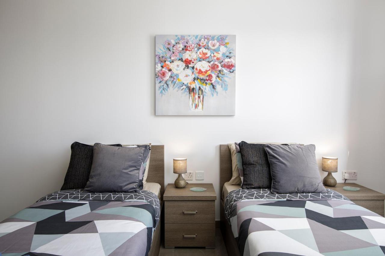 Hilltop Apartments - Stylish Comfort Living Close To The Sea, Bugibba セント・ポールズ・ベイ エクステリア 写真