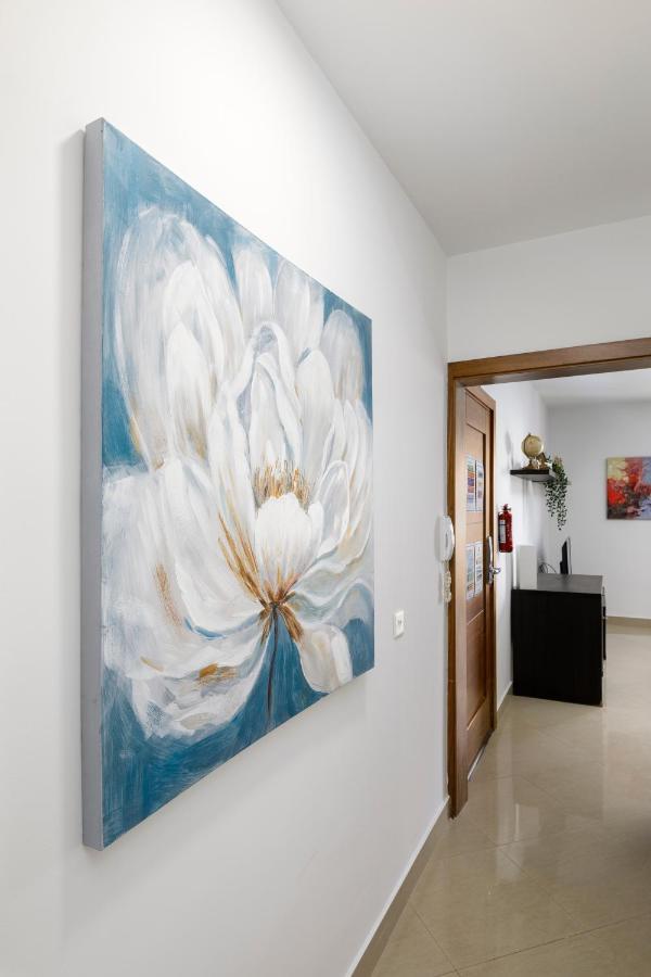 Hilltop Apartments - Stylish Comfort Living Close To The Sea, Bugibba セント・ポールズ・ベイ エクステリア 写真